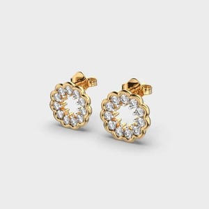 Boucles d'oreilles clous en or plaqué 18 carats pour femmes, motif floral avec halo de diamants CZ ronds |   Bijoux de mariage de luxe à bordure festonnée - Product Image 2