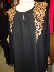 Abaya Negra con Bordado en Hombros y Mangas Ideal para Uso Diario - Product Image 2