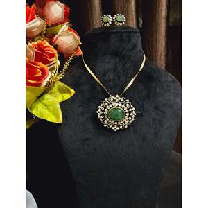 Conjunto de Joyería Vintage en Oro con Colgante Verde y Aretes para Bodas y Eventos - Product Image 1