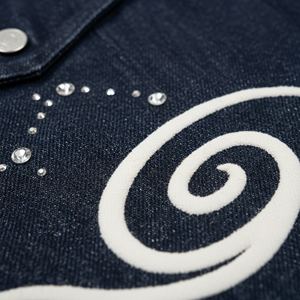 Chaqueta Vaquera Oscura de Estilo Y2K Personalizada para Hombre, con Pedrería, Estampado Abullonado, Cuello Camisero en Contraste, Corte Regular, Estilo Urbano, Ecológica - Product Image 4