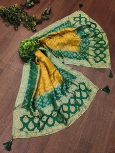 ผ้าคลุมไหล่ผ้าไหมบาแนรัสสำหรับผู้หญิง ลายพิมพ์แบบดั้งเดิม สีเขียวเหลือง แห้งเร็ว เหมาะสำหรับงานแต่งงาน สำหรับชุดอินเดียและปากีสถาน-รุ่น - Product Image 2