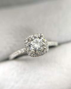 Bague de fiançailles Halo CZ blanche ronde de 8mm | Bague de mariage Halo coussin femmes | Fournisseur de bijoux d'anniversaire de bande d'argent 925 - Product Image 2