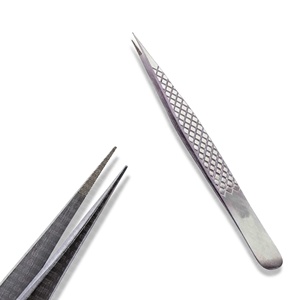 Construcción duradera de acero inoxidable puro Forma curva única con punta puntiaguda para un fácil acceso a las pestañas de salón - Product Image 3