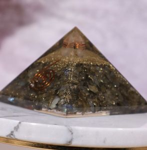 ปิรามิดพลังงานแลบราโดไรต์ออร์โกเนตทองแดงขดและจุดคริสตัลทำด้วยมือป้องกันแรงลมและจักระ - Product Image 3