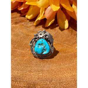 Anillo Navajo Hecho a Mano con Turquesa Kingman y Plata de Ley, Joyería Cultural Coleccionable, Talla 5.5 - Product Image 5