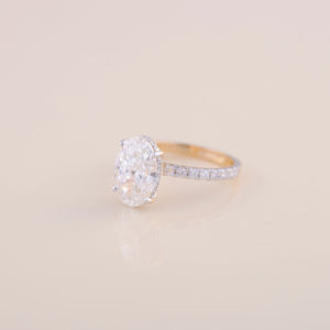 Anillo de compromiso con diamante ovalado cultivado en laboratorio de 3 quilates y pavé redondo de 0.506 quilates en oro amarillo, blanco y rosa de 18 quilates - Product Image 3