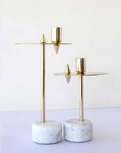 Ensemble de deux bougeoirs décoratifs au design moderne personnalisés en métal et marbre blanc doré pour la décoration de la maison Noël Pâques - Product Image 1