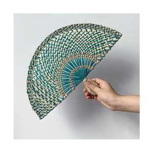 Éventail à main, vente en gros d'éventails à main, design unique, éventail en jonc de mer, éventail en bambou fait à la main, éventail en paille de jonc de mer, vente en gros, exportateur vietnamien. - Product Image 2