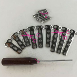 Placa en T de 3,5mm 3 a 10 agujeros y tornillos corticales de 3,5mm Juego de 75 piezas SS 316L - Product Image 1