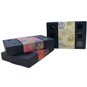 Empaque de Cartón Reciclable Negro Mate para Bombones de Chocolate para Pequeñas Empresas con Fundas de Papel Impresas en CMYK - Product Image 3