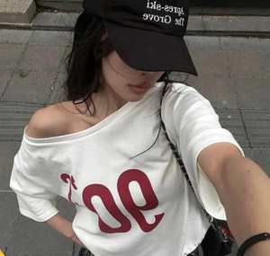 HT25 T-shirt à manches courtes avec épaule inclinée style américain classique coupe ample vêtements d'été pour les femmes demi-manches épaules dénudées - Product Image 3