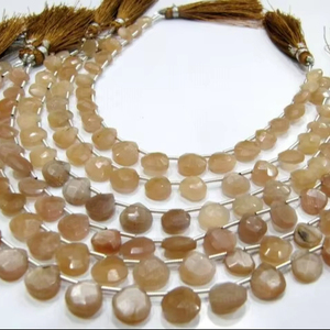 Briolette con forma de corazón de piedra lunar melocotón natural, cuentas facetadas de 8mm, cuentas de piedras preciosas de Color melocotón de 8 pulgadas de largo - Product Image 1