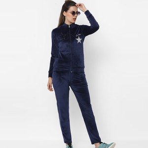 Nueva Colección de Conjuntos Deportivos Casuales de Terciopelo para Mujer, Tallas Grandes, Estilo Urbano, con Logotipo de Marca Estampado, para Invierno, de Top Factory Outlet - Product Image 4