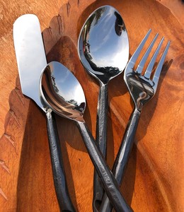ชุดช้อนส้อมโลหะปลอมพร้อมที่จับสีดำแบบเรียบง่าย - Product Image 6