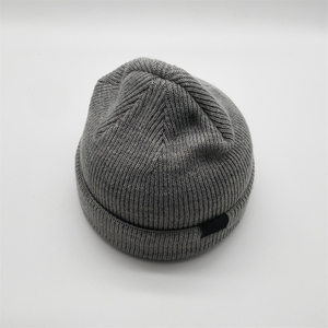 Bonnet en tricot gris personnalisé pour hommes et femmes Bonnet d'hiver en acrylique doux avec manchette pliée et patch vierge pour logo - Product Image 2