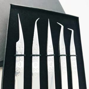 แหนบต่อขนตาสแตนเลสสตีลสีเงินแบบขายส่ง พร้อมโลโก้สั่งทำ ด้ามจับรูปหัวใจ แข็งแรง ทนทาน สำหรับใช้ต่อขนตา - Product Image 4