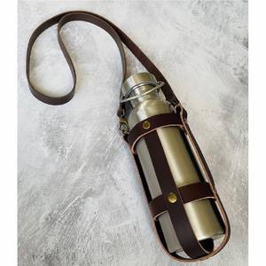 Porta Botellas de Cuero Vintage Hecho a Mano, Porta Bebidas de Cuero Vacuno de Lujo, Logotipo Personalizado, Bolsa de Botella Recargable, Cuero Rústico de Viajero - Product Image 1