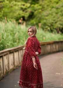 Vestido Midi Bohemio de Algodón Puro Corly, Estampado Floral de Rosas Rojas Hecho a Mano, Moda Ética - Product Image 2