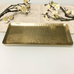 Bandeja de servicio con acabado dorado de forma ovalada de excelente diseño con bordes decorativos y acabado liso, perfecta para una decoración elegante del hogar - Product Image 3