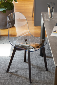 Chaise de salle à manger italienne moderne en bois massif avec structure à 4 pieds et coque ergonomique en polycarbonate. Conception polyvalente pour la maison et le bureau. - Product Image 5