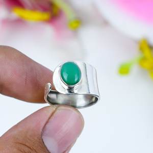 แหวนเงินพลอยสีเขียวสำหรับผู้ชายและผู้หญิง |   แหวนทำมือดีไซน์โดดเด่น |   ของขวัญเครื่องประดับสไตล์มินิมอลทันสมัย - Product Image 1