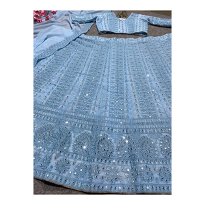 Ropa de novia india tradicional: Un Lehenga Choli azul cielo con intrincado trabajo Zardozi - Product Image 4