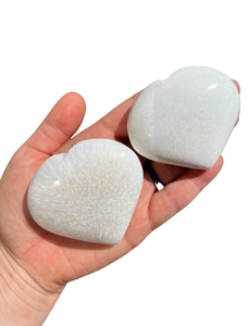 Objet décoratif en scolecite en forme de cœur, poli, thème amour, artisanat pour la Saint-Valentin - Product Image 4
