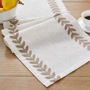 Caminos de mesa de lino hechos a mano con delicados bordados, creados para decorar mesas de comedor de forma artística en hogares únicos. - Product Image 1