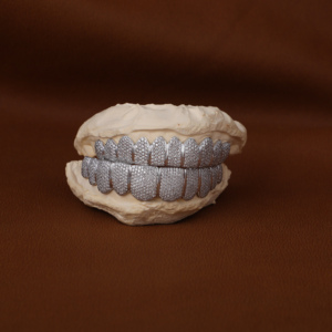 Exclusif Moissanite Diamond Grillz Faites une déclaration avec Bling glacé pour toute performance - Product Image 6