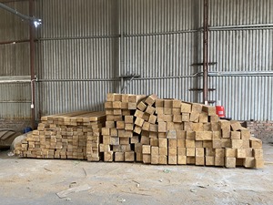 Grumes rondes en teck écologiques durables avec écorce de bois vert pour les marchés mondiaux - Product Image 3