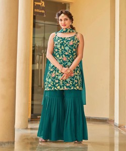 ค้นหาเสื้อผ้าผู้หญิงไซส์ใหญ่ที่สมบูรณ์แบบ รวมถึงเดรสและเสื้อท็อปที่ออกแบบมาเพื่อการพอดีที่น่าอายใจ - Product Image 1