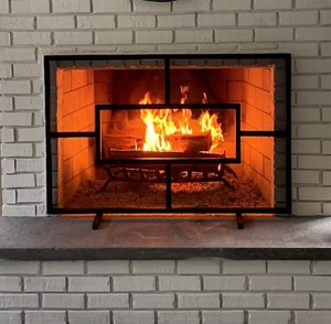 Protector de Chimenea Metálico con Marco Rectangular Clásico, Malla Fina Antichispas, Protector de Hogar Independiente con Acabado en Latón - Product Image 2