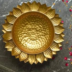 Gran cuenco de centro de mesa Urli de metal hecho a mano utilizado para vestíbulos de hoteles e ideas de decoración de celebraciones festivas - Product Image 2