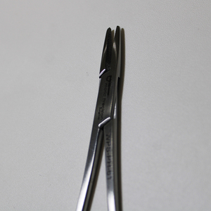 Pinza portaagujas de madera Crile, todo tipo de pinzas quirúrgicas Mayo y Hegar - Product Image 2