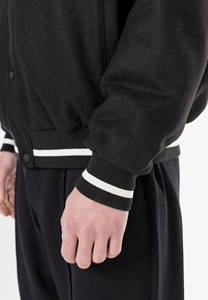 แจ็คเก็ตวาร์ซิตี้ดีไซน์ทันสมัยใหม่ ขายส่ง แจ็คเก็ตบอมเบอร์ผู้ชายสีดำตัดสี คอตั้ง โลโก้ด้านหน้า สำหรับฤดูหนาว - Product Image 6