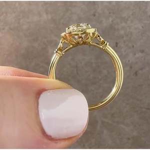 Bague en or plaqué style vintage avec diamant de laboratoire rond certifié IGI 1,80 carats D-E-F VVS VS, bague tendance pour femme - Product Image 3