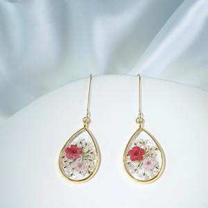 Boucles d'oreilles élégantes en résine avec perle et touche dorée Boucles d'oreilles en résine faites à la main avec boucles d'oreilles en résine d'art botanique - Product Image 2