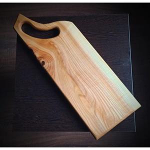 Tabla de cortar de madera de estilo rural ideal para picar hornear servir o fotografiar alimentos en cocinas con luz natural - Product Image 4