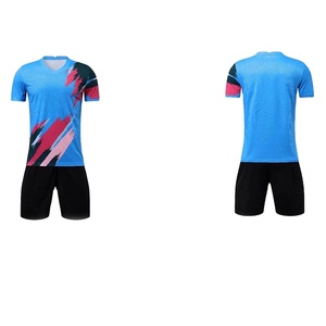 Proveedor mayorista de uniformes de fútbol para equipos con marca privada y logotipo personalizado para importadores internacionales de ropa. - Product Image 1