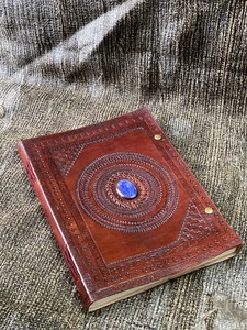 Diario de diseño en relieve de cuero genuino con cierre de puntada lateral, diario con tachuelas de piedra azul, libro de notas o diario - Product Image 4