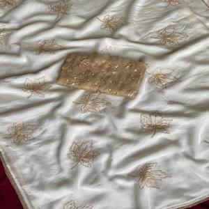 Sari Blanco Puro de Chinnon VASTRA COTTAGE con Bordado de Hojas, Borde de Encaje Dorado en Contraste y Blusa de Red con Lentejuelas Zari Pesadas - Product Image 4