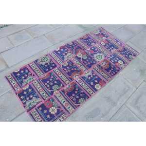 Alfombra Turca Vintage de 2.7x5.8 pies, Alfombra de Lana con Diseño a Cuadros en Rosa y Morado - Product Image 3