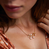 Collier avec pendentif en forme de feuille plaqué or et fausses perles pour femmes, bijoux élégants à porter au quotidien