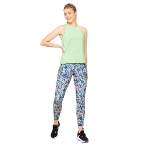 Camiseta sin mangas atlética verde brillante para mujer con logotipo personalizado de alta calidad, camiseta sin mangas con cuello redondo para gimnasio, correr, yoga y ropa deportiva - Product Image 6