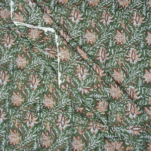 Pañuelo Cuadrado Indio con Estampado Floral, Hecho a Mano con Técnica de Bloques, 21x21 Pulgadas, 100% Algodón, Duradero y Transpirable, para Mujer - Product Image 3