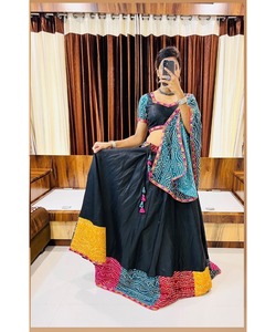 Lahenga y Choli de Algodón de Lujo para Novia, Largo hasta el Suelo, con Bordado de Terciopelo y Trabajo de Espejo para Bodas y Fiestas - Product Image 5