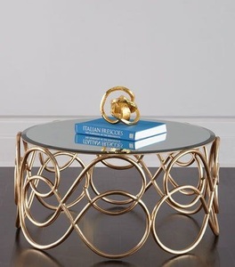 Table basse décorative en métal avec motifs découpés au laser ornés et un élégant plateau en verre trempé parfait pour les halls d'hôtel de luxe - Product Image 5