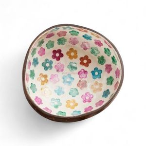 Bol en coquille de noix de coco naturelle avec incrustation de nacre, fait à la main pour la décoration de table et l'usage domestique, en provenance du Vietnam - Product Image 2