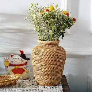 Support d'affichage élégant de pot de jardinière en rotin et en fer pour la maison, l'intérieur et l'extérieur. - Product Image 2