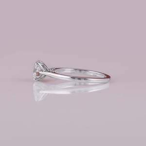 Anillo de compromiso de diamante pequeño cultivado en laboratorio chapado en oro sólido de 14KT Ajuste de bisel de estilo clásico de lujo Anillo de cumpleaños certificado IGI - Product Image 2